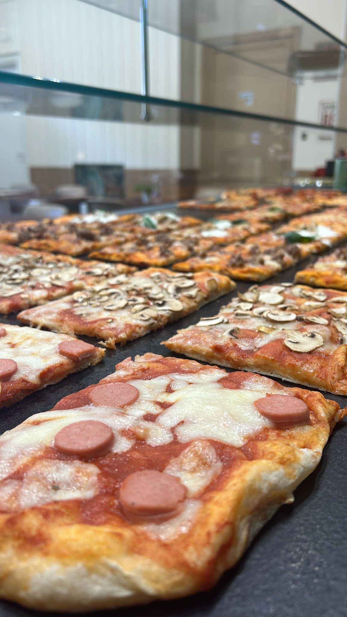 Pizza wurstel funghi